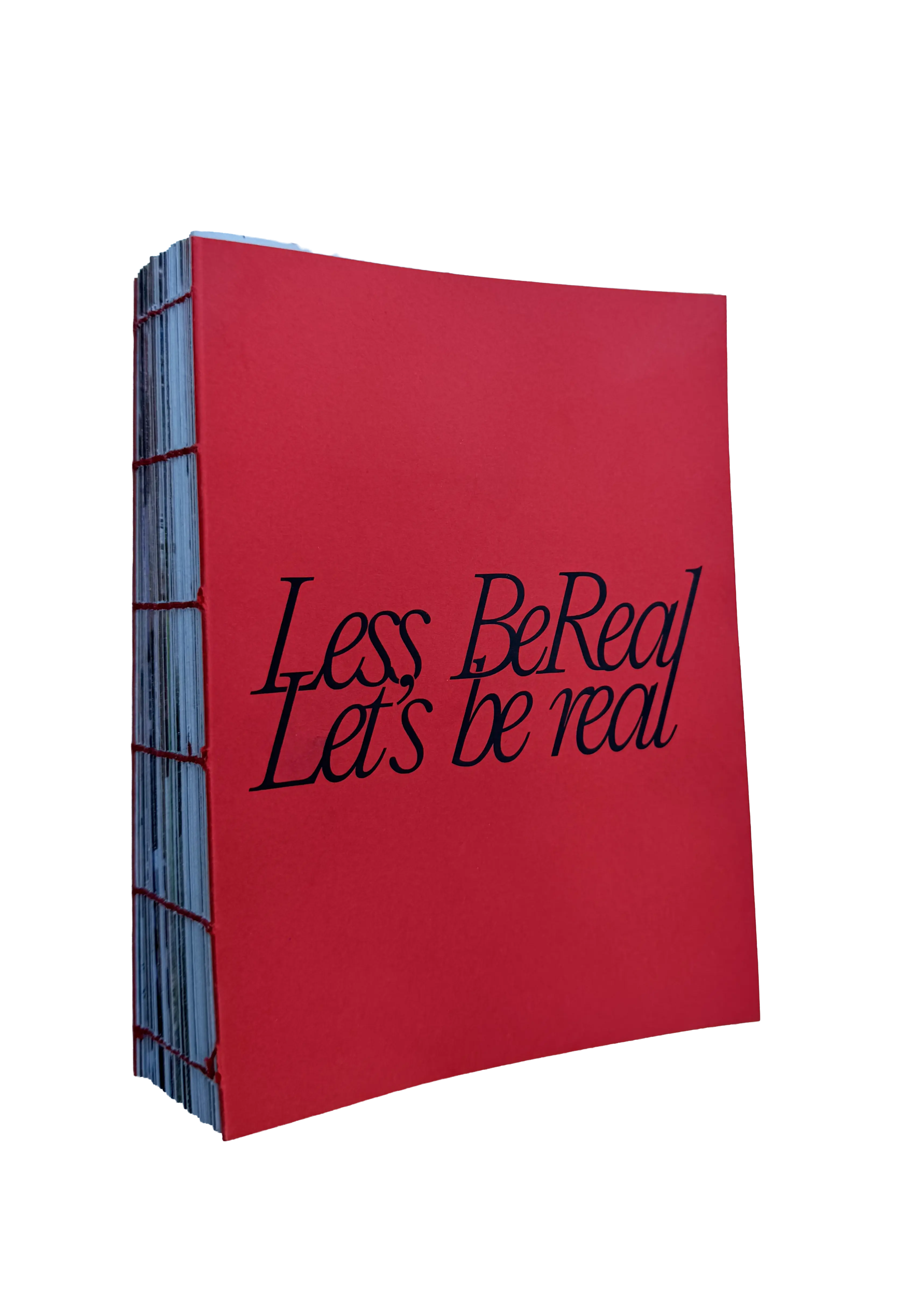 Le livre debout, couverture rouge : « Less BeReal / Let's be real »