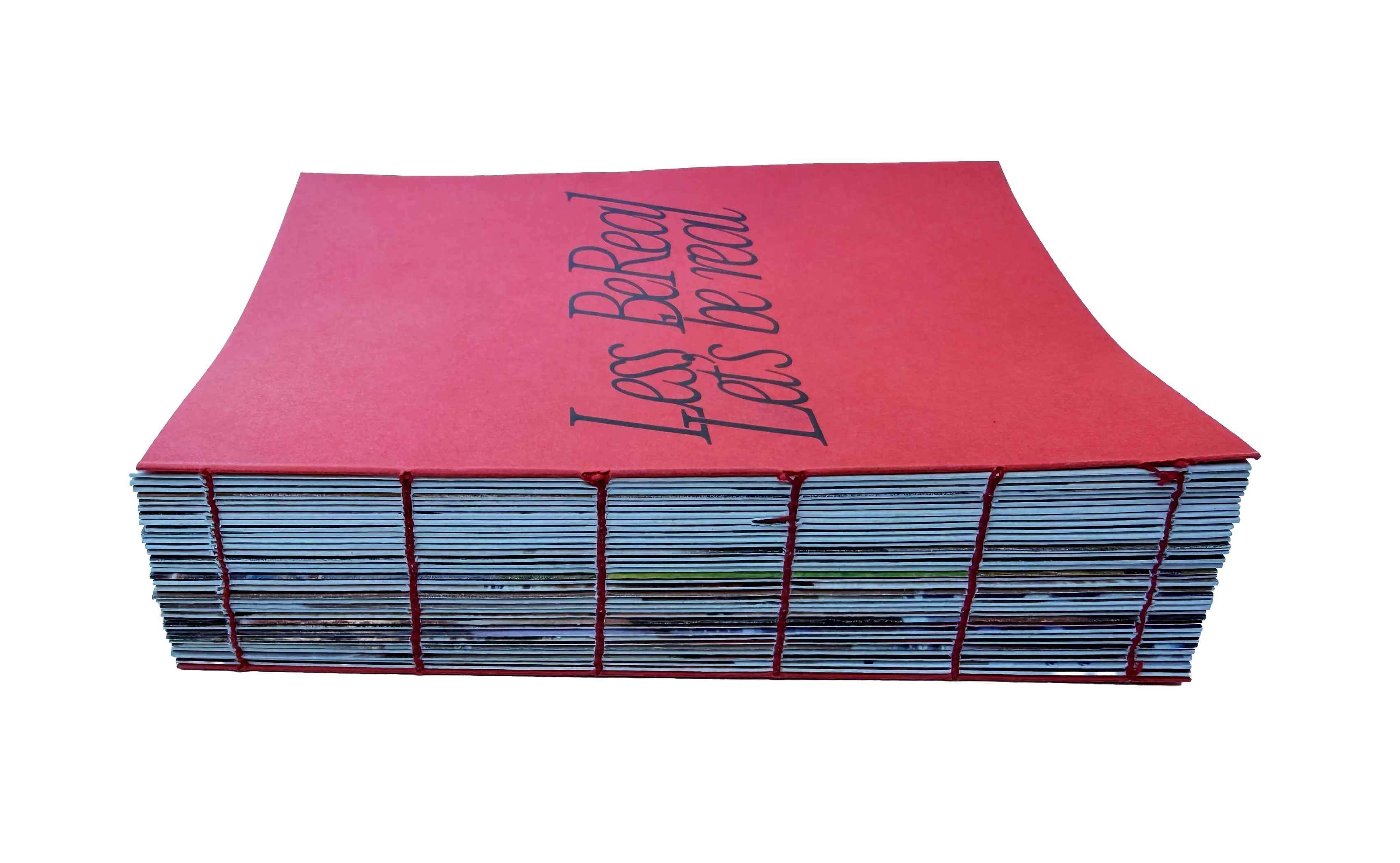 Le livre à plat, reliure cousue apparente au fil rouge